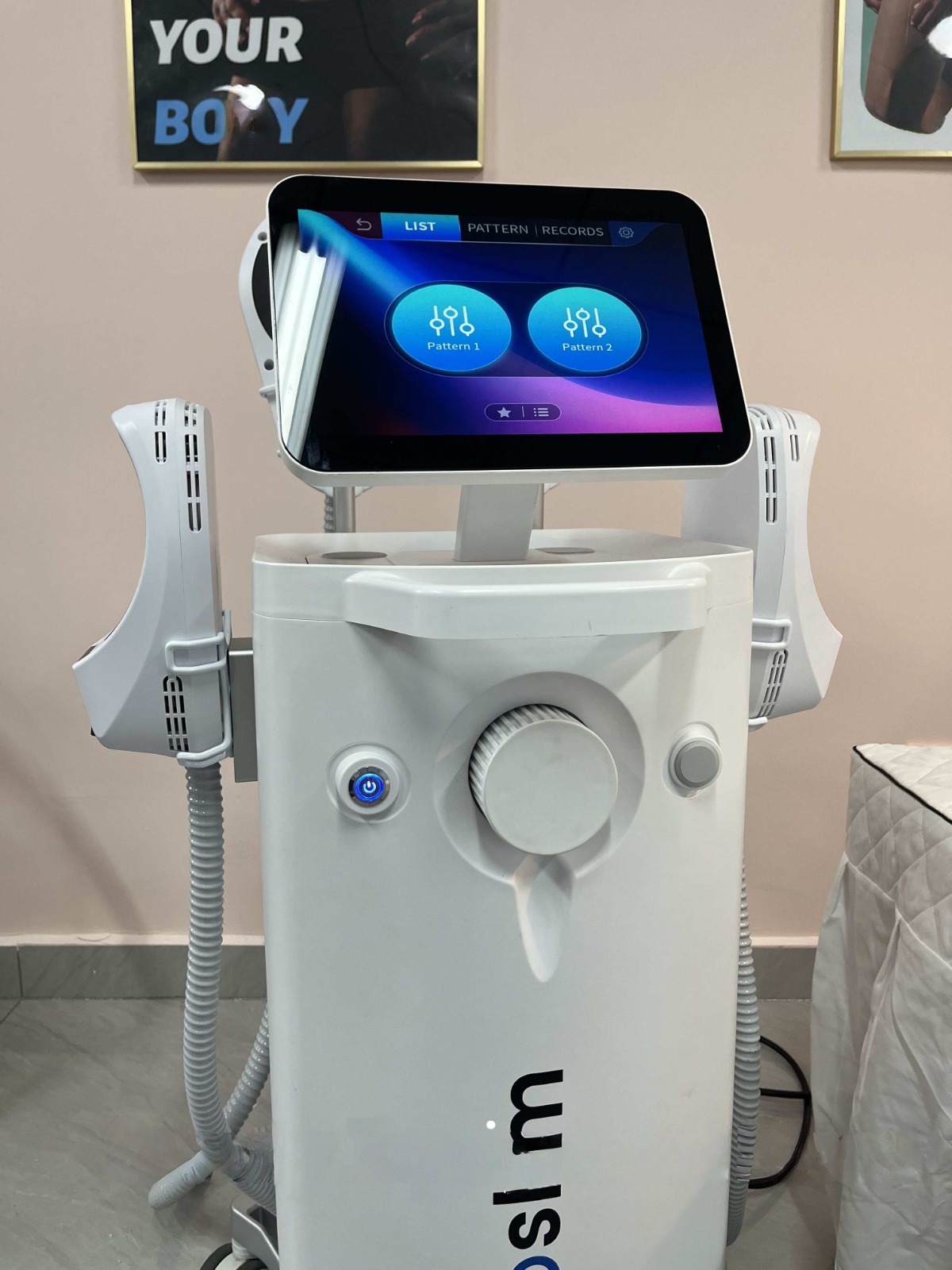 Professionelles EMS Tesla Sculpt System 6500W – 4 Handstücke, 15 Tesla, Muskelstimulation 5–200Hz, Körperformung 4 Professionelles EMS Tesla Sculpt System 6500W – 4 Handstücke, 15 Tesla, Muskelstimulation 5–200Hz, Körperformung – Bild 4