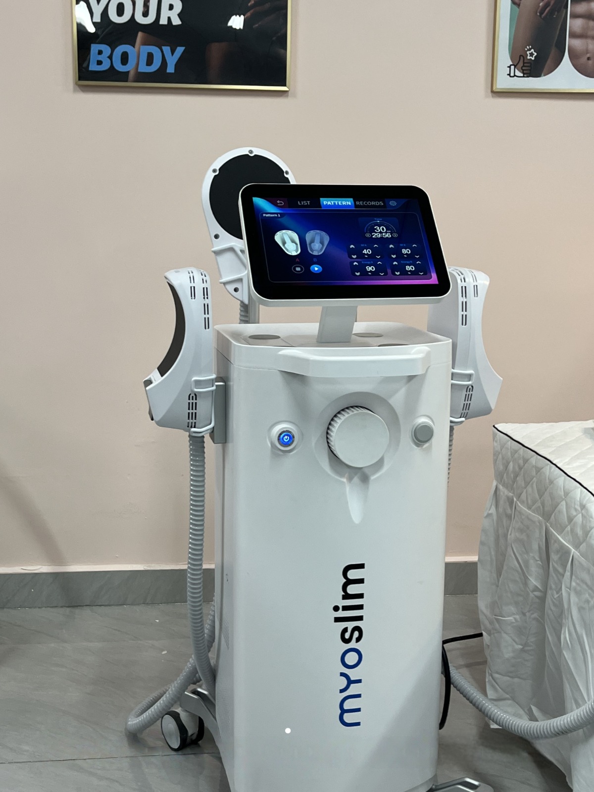Professionelles EMS Tesla Sculpt System 6500W – 4 Handstücke, 15 Tesla, Muskelstimulation 5–200Hz, Körperformung 3 Professionelles EMS Tesla Sculpt System 6500W – 4 Handstücke, 15 Tesla, Muskelstimulation 5–200Hz, Körperformung – Bild 3